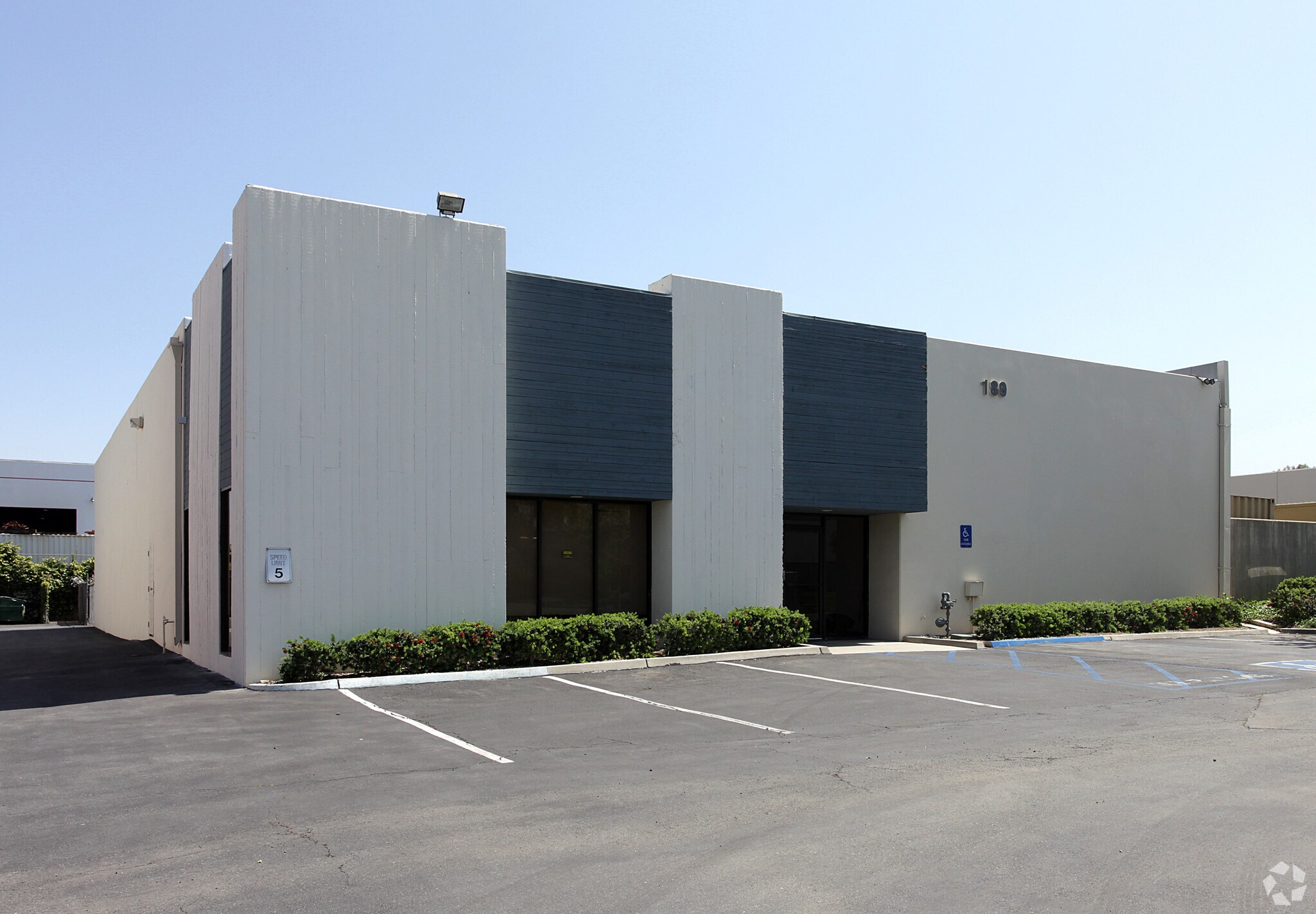 189 Business Center Dr, Corona, CA for lease Primary Photo- Image 1 of 8