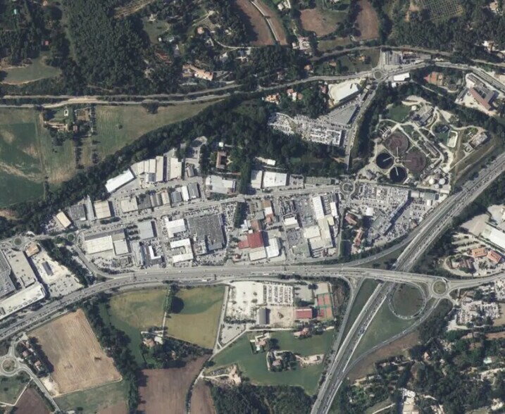 Retail in Aix-en-Provence for lease - Building Photo - Image 2 of 5