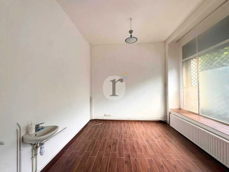 Retail in Lille for lease - Interior Photo - Image 3 of 4