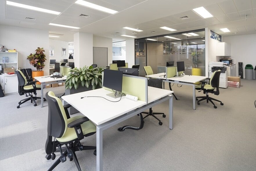 58 Wood Ln, London for lease - Interior Photo - Image 3 of 16