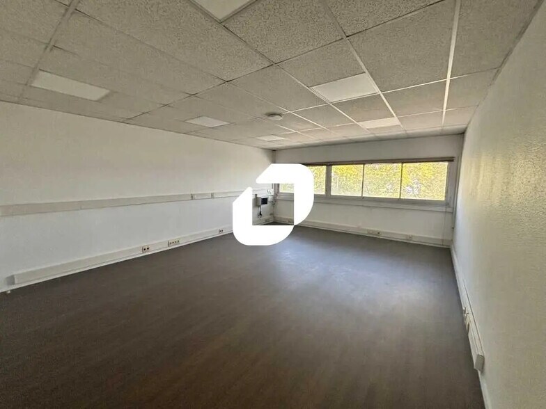 Office in Bordeaux for lease - Interior Photo - Image 3 of 8