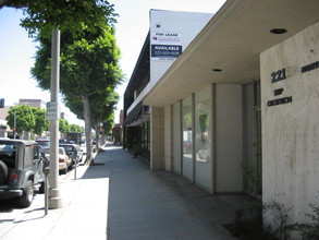 221-225 N Robertson Blvd, Beverly Hills, CA for lease Building Photo- Image 1 of 5