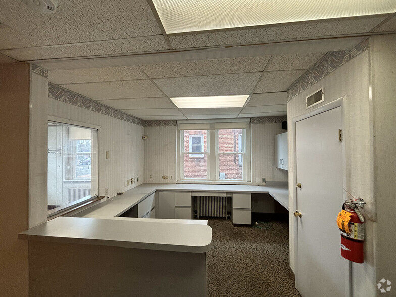111 E Main St, Maple Shade Township, NJ for lease - Interior Photo - Image 3 of 4