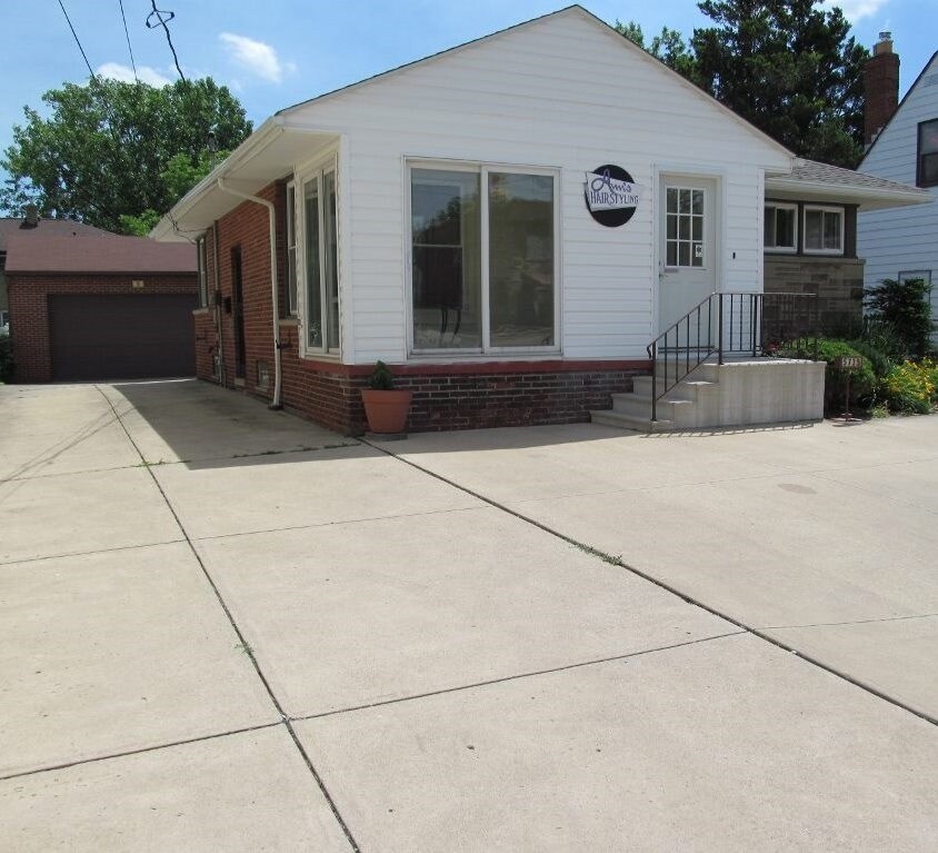 5735 State Rd, Parma, OH 44134