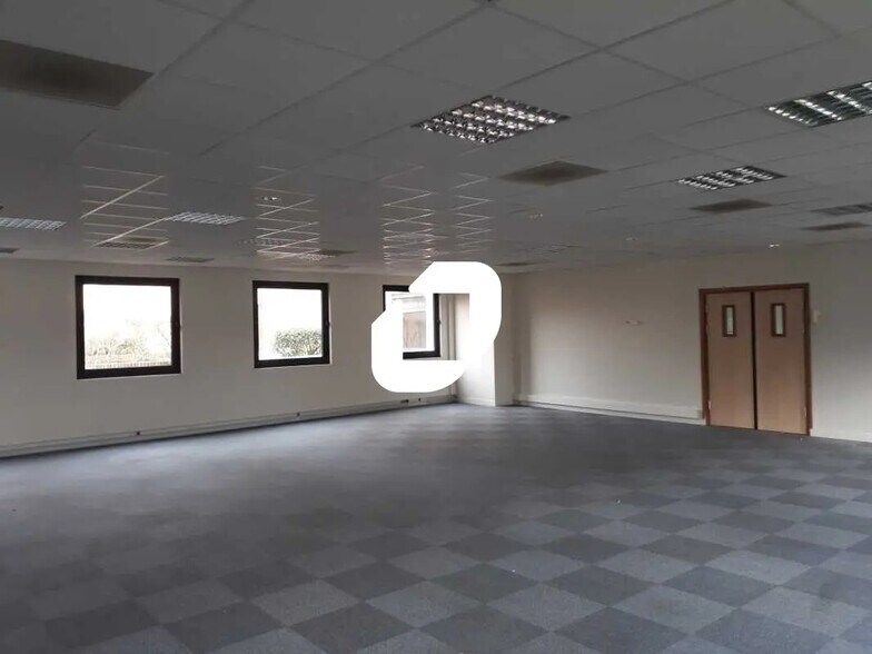 Flex in Villebon-sur-Yvette for lease - Interior Photo - Image 2 of 7