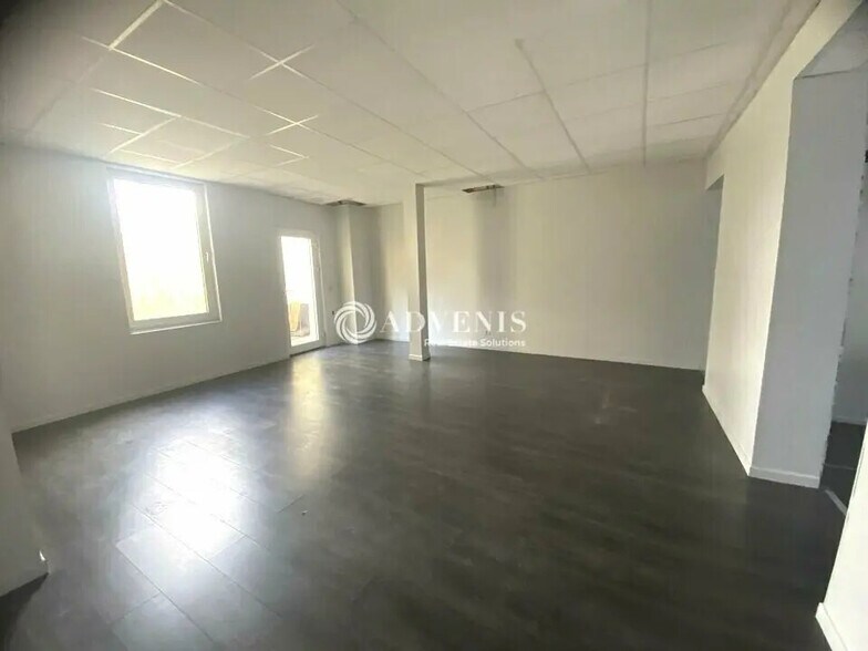 Retail in Malakoff for lease - Interior Photo - Image 1 of 5