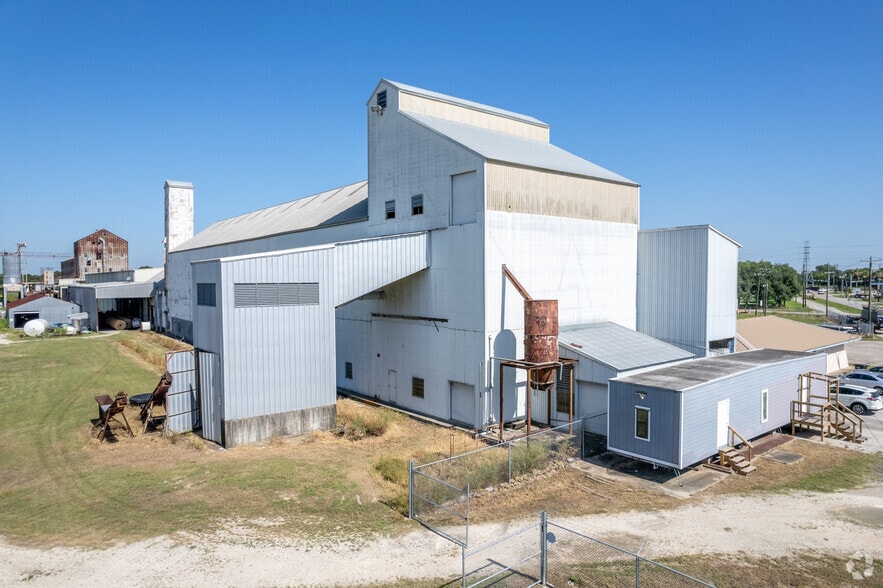 715 N 2nd St, Alvin, TX for sale - Primary Photo - Image 1 of 1