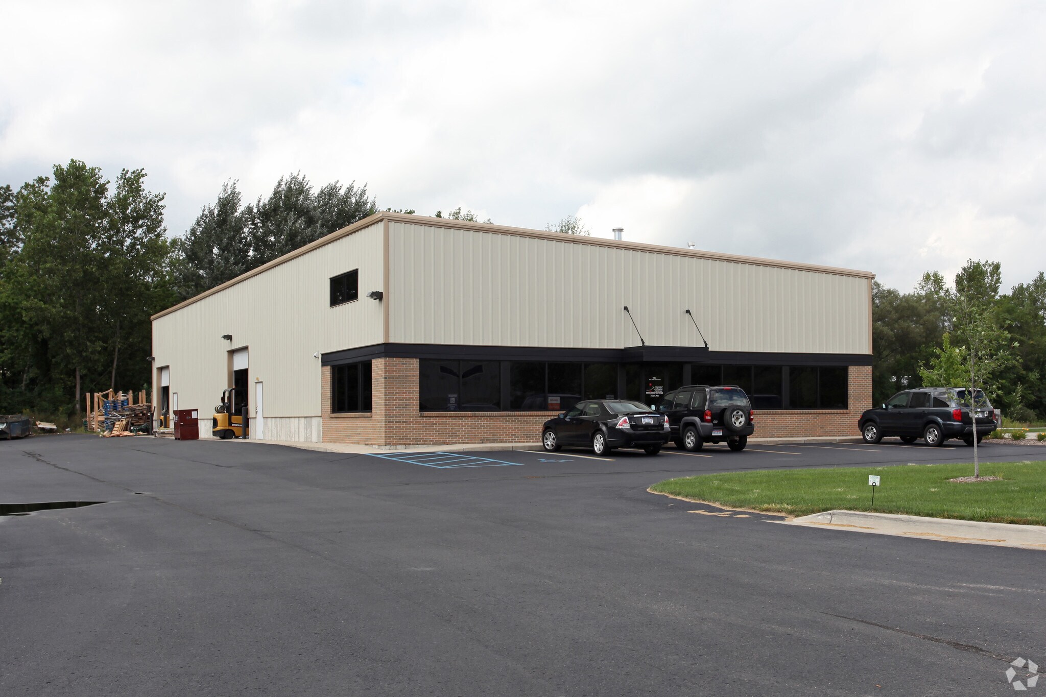 943 W River Center Dr NE, Comstock Park, MI for sale Primary Photo- Image 1 of 1