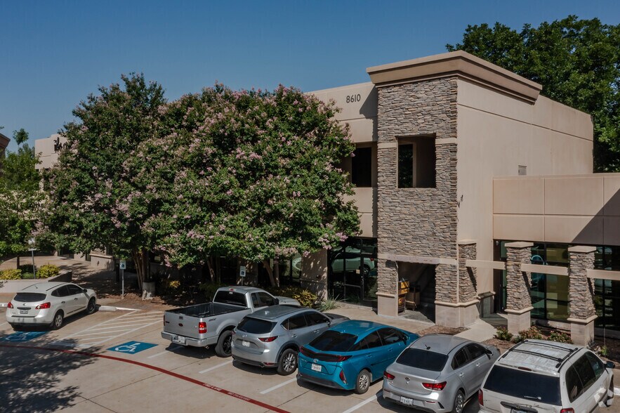 8610 Greenville Ave, Dallas, TX for lease - Building Photo - Image 2 of 4