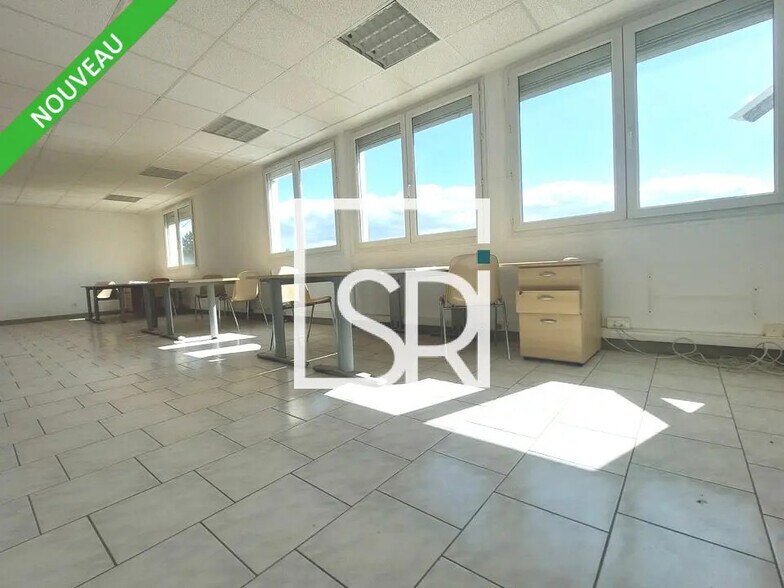 Office in Cournon-d'Auvergne for lease - Interior Photo - Image 2 of 21