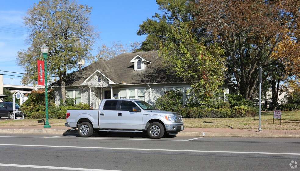 104 W Davis St, Conroe, TX for sale - Primary Photo - Image 1 of 1