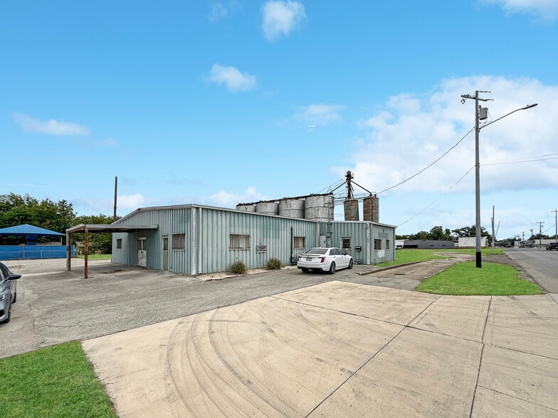 1569 & 1571 N. Austin Street, Seguin, TX for sale - Primary Photo - Image 1 of 44