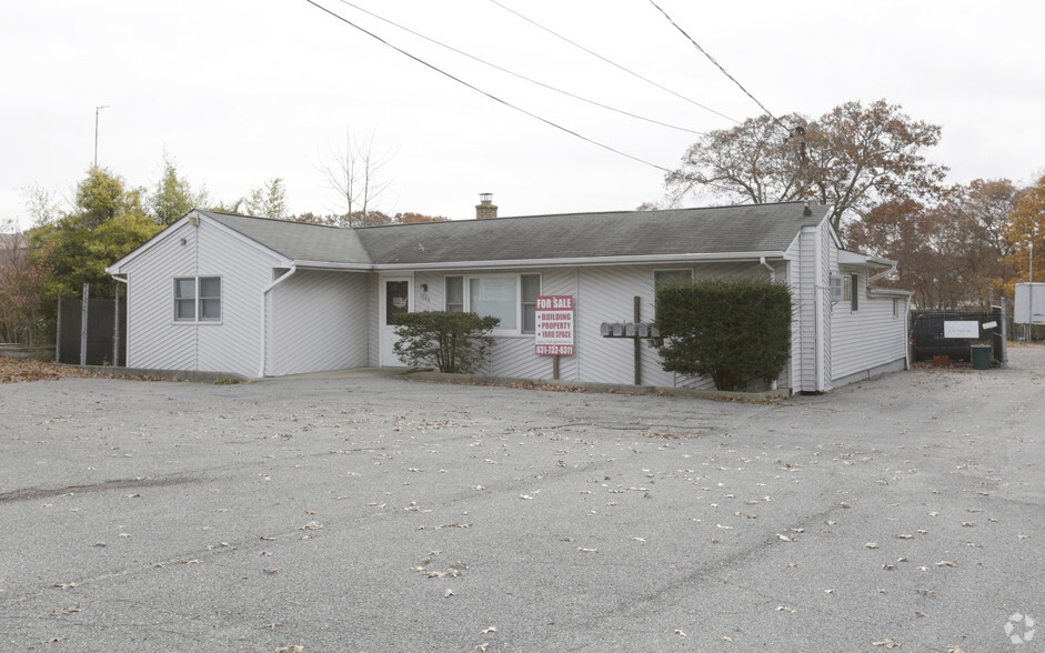 1042-1044 Portion Rd, Farmingville, NY for sale - Primary Photo - Image 1 of 1