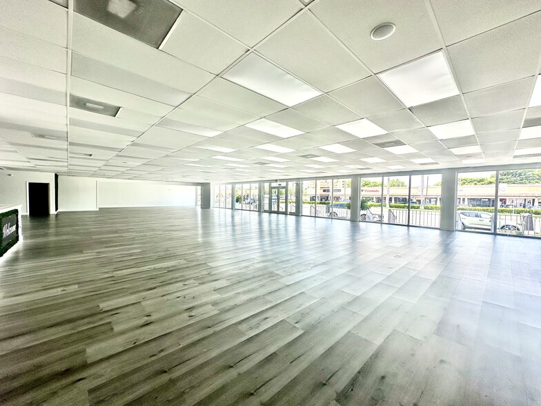 1724-1736 NE 163rd St, North Miami Beach, FL for lease - Interior Photo - Image 2 of 11