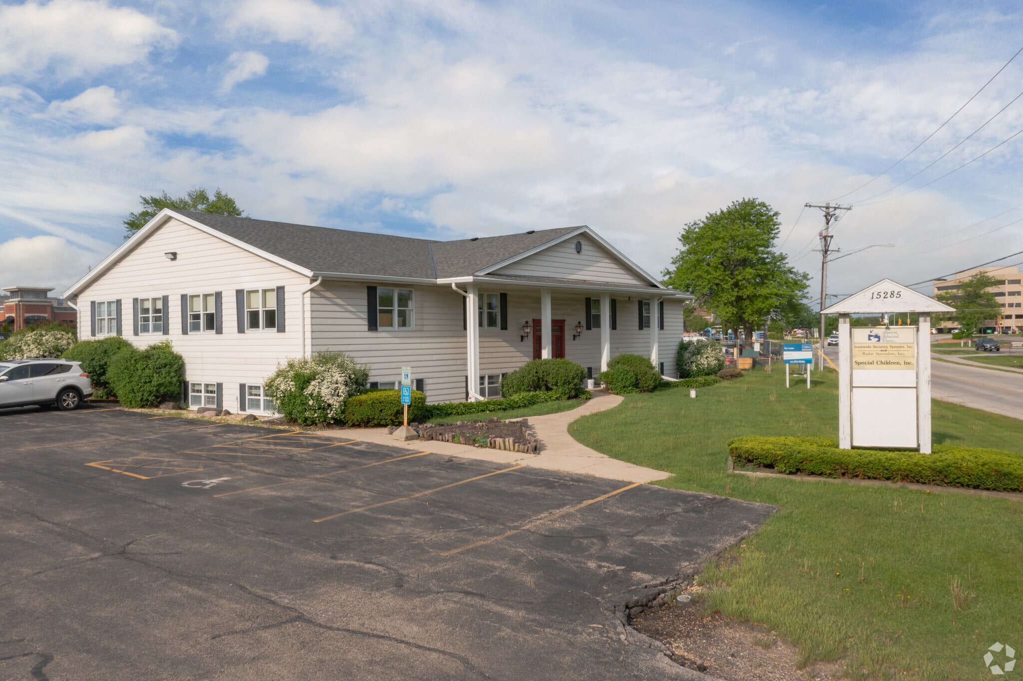 15285 Watertown Plank Rd, Elm Grove, WI for lease Primary Photo- Image 1 of 8