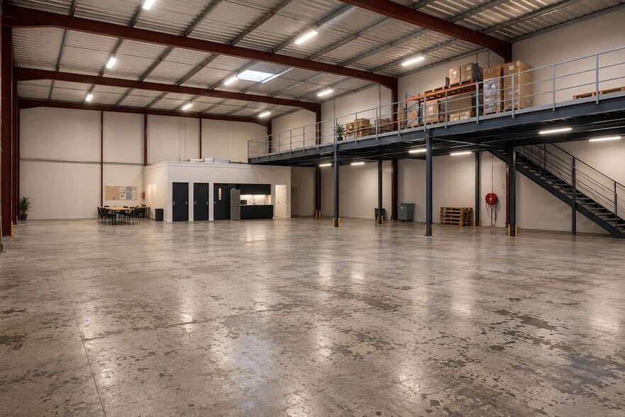 Industrial in Nantes for lease - Interior Photo - Image 2 of 4