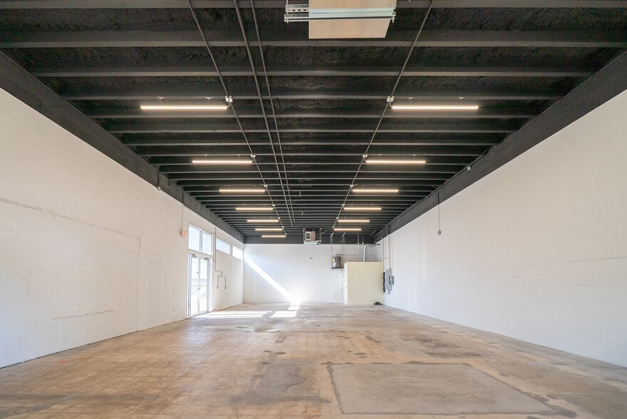 6212 NE 4th Ct, Miami, FL for lease - Building Photo - Image 3 of 10