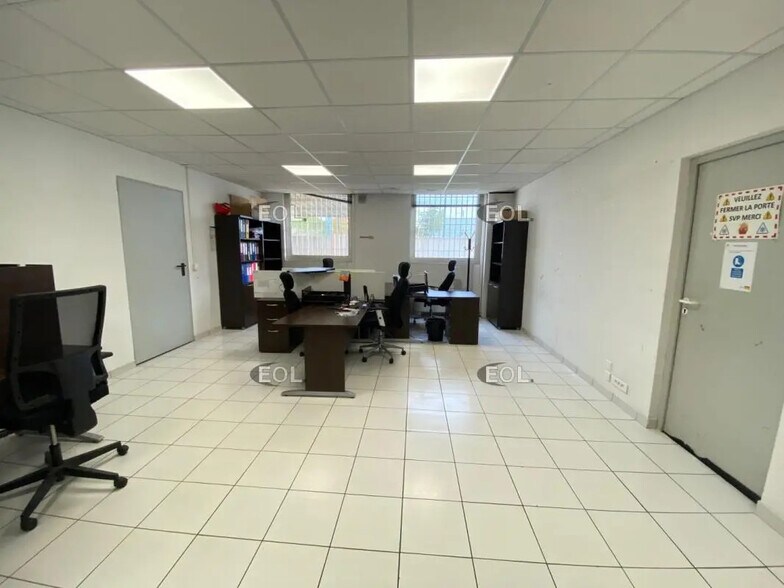 Flex in Marseille for lease - Interior Photo - Image 2 of 9
