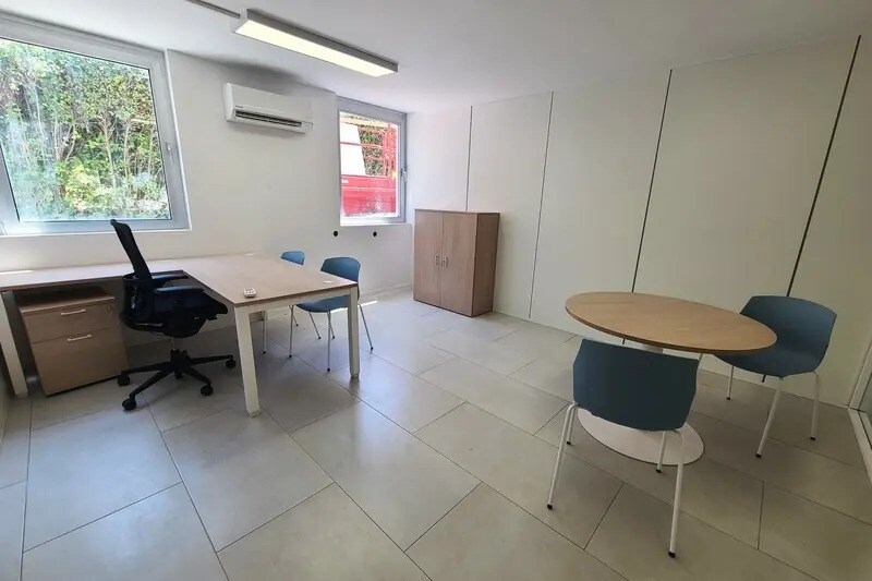 Office in Béziers for lease - Interior Photo - Image 2 of 10