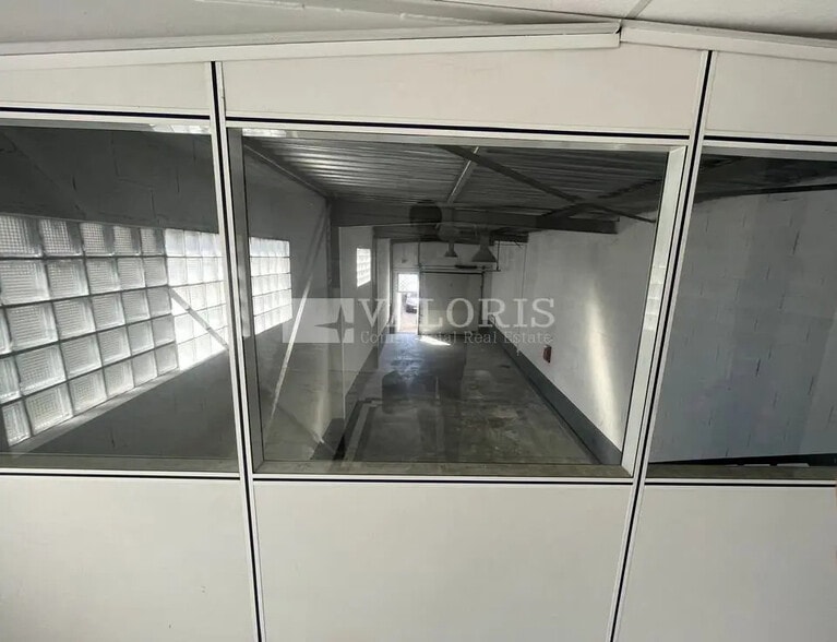 Flex in Vénissieux for lease - Interior Photo - Image 3 of 30