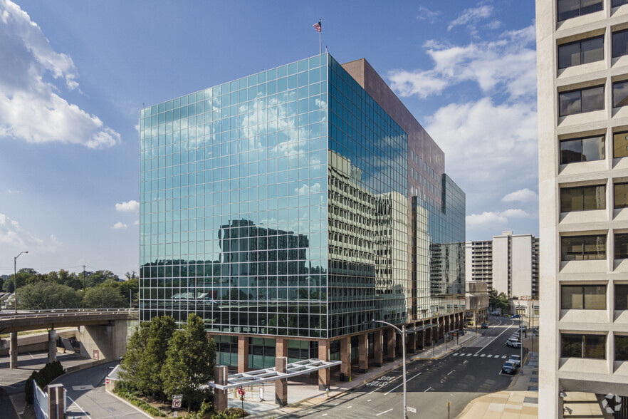 2550 S Clark St, Arlington, VA for lease - Building Photo - Image 1 of 17