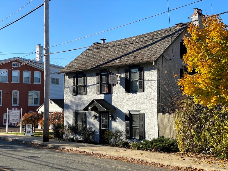 8 S Main St, Trumbauersville, PA 18970