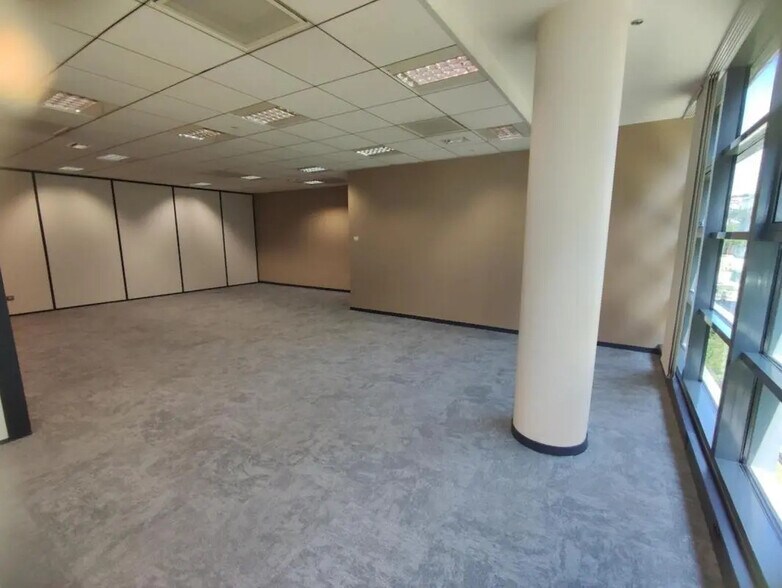 Office in Rouen for lease - Building Photo - Image 2 of 3