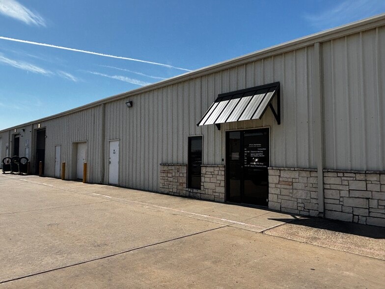 3916 E McKinney St, Denton, TX for lease - Building Photo - Image 3 of 10