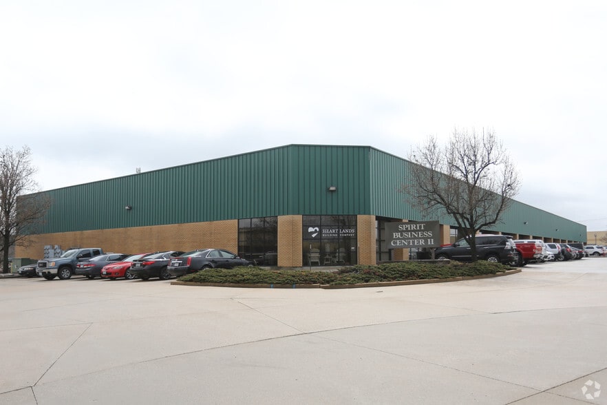 680 Crown Industrial Ct, Chesterfield, MO for lease - Primary Photo - Image 1 of 15