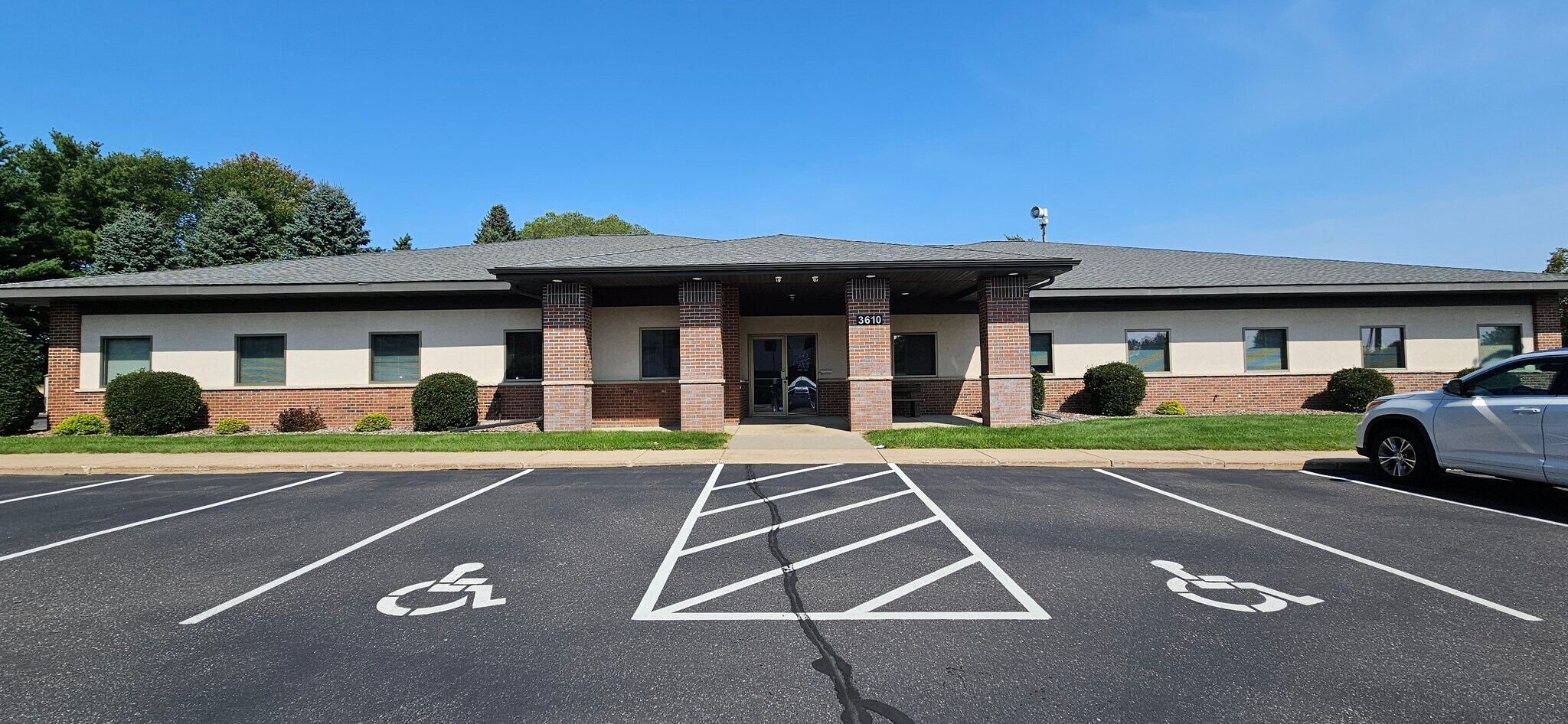 3610 Oakwood Hills Pky, Eau Claire, WI for lease Building Photo- Image 1 of 10