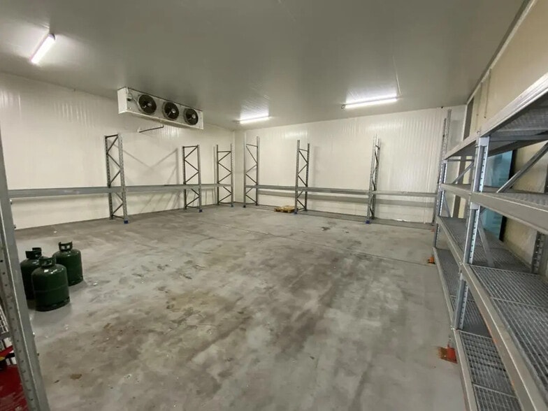 Office in Saint-Maximin for lease - Interior Photo - Image 2 of 4