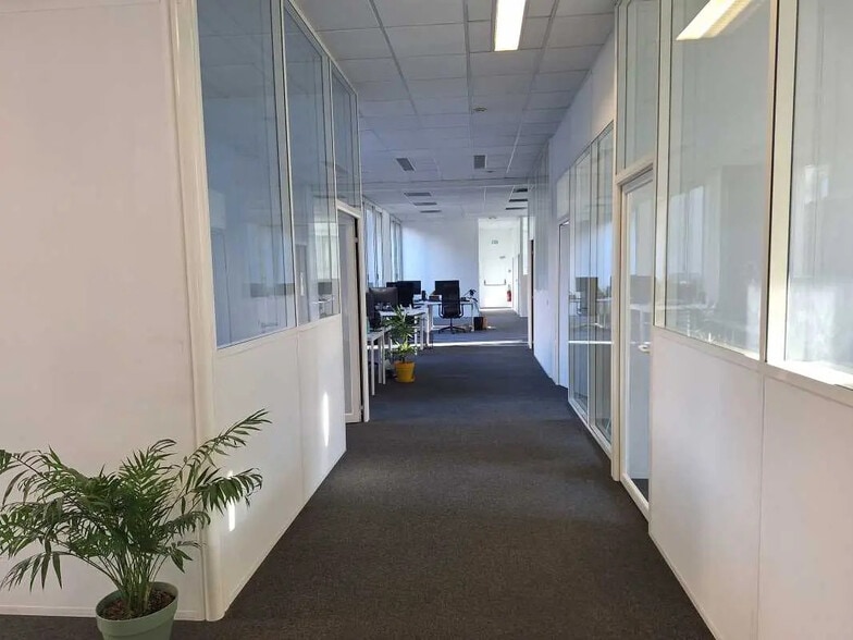 Office in Bordeaux for lease - Interior Photo - Image 3 of 7