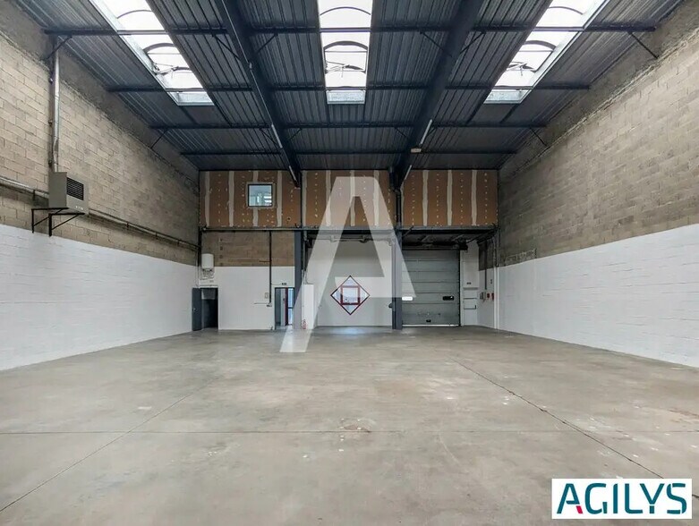 Flex in Élancourt for lease - Interior Photo - Image 2 of 9