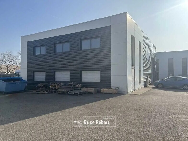 Flex in Chassieu for lease - Building Photo - Image 2 of 3