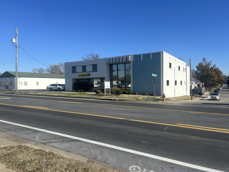 2451 Crittenden Dr, Louisville, KY for lease - Building Photo - Image 1 of 1