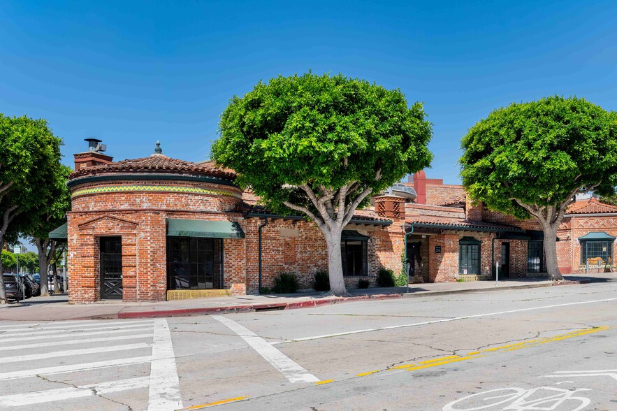 1129-1139 Glendon Ave, Los Angeles, CA for lease - Building Photo - Image 2 of 39