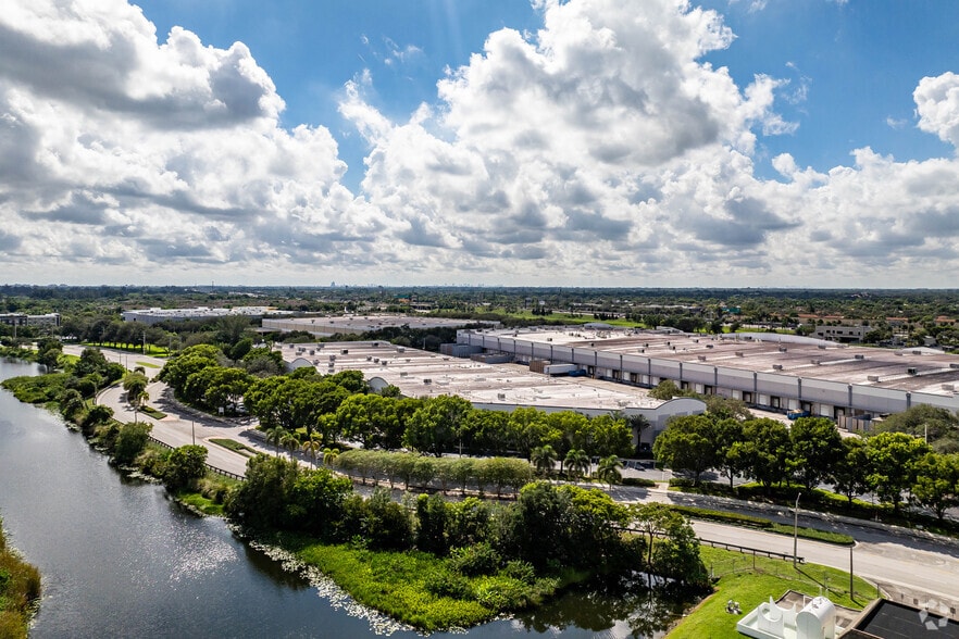 13800 NW 2nd St, Sunrise, FL for lease - Building Photo - Image 3 of 4