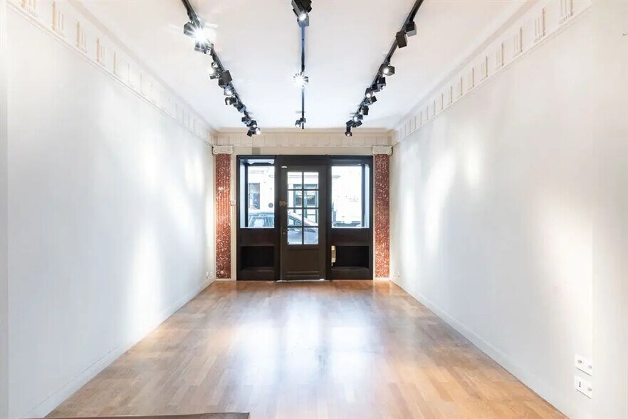 Retail in Paris for lease - Interior Photo - Image 1 of 4