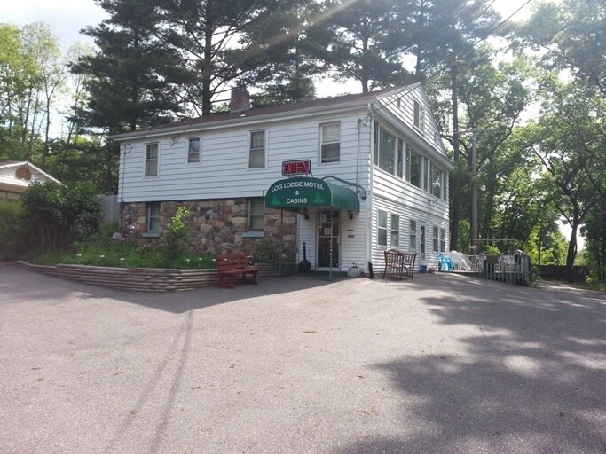 830 W Pine St, Baraboo, WI for sale Primary Photo- Image 1 of 1