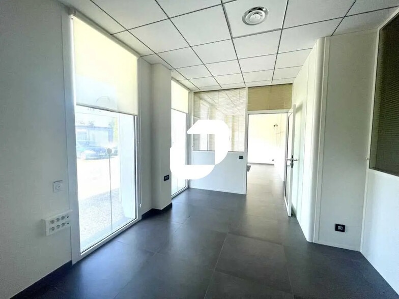 Office in Eysines for lease - Interior Photo - Image 3 of 8