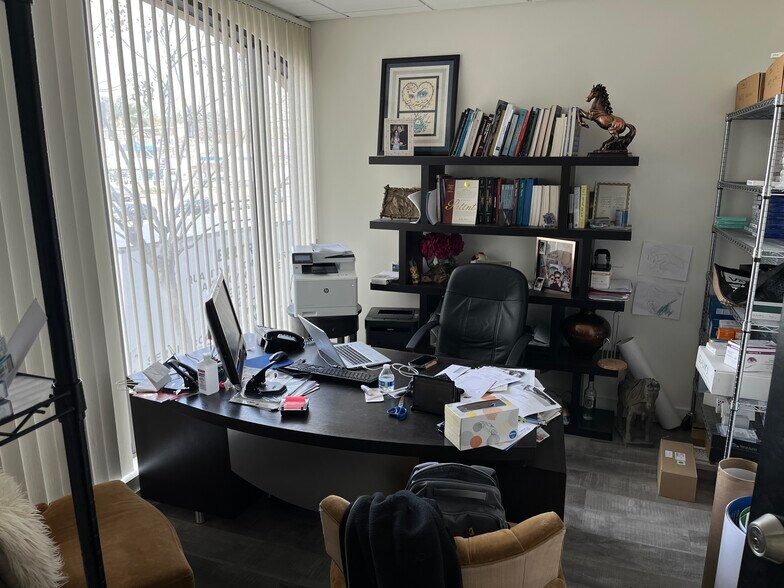 10884 Santa Monica Blvd, Los Angeles, CA for lease - Interior Photo - Image 2 of 10