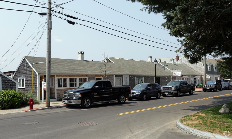 242 Elm St, Dartmouth, MA 02748