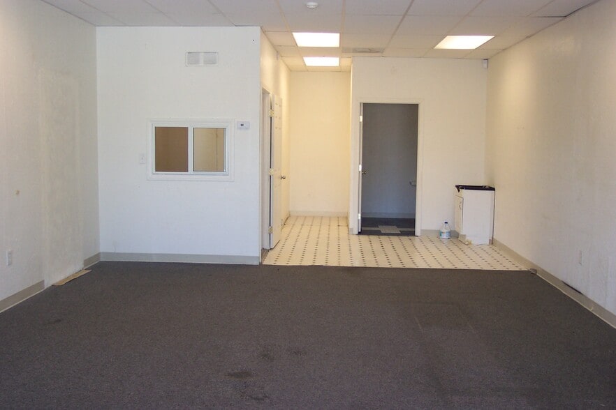 16137 Green Tree Blvd, Victorville, CA for lease - Building Photo - Image 3 of 12