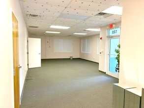 540 NW University, Port Saint Lucie, FL for lease Building Photo- Image 2 of 6