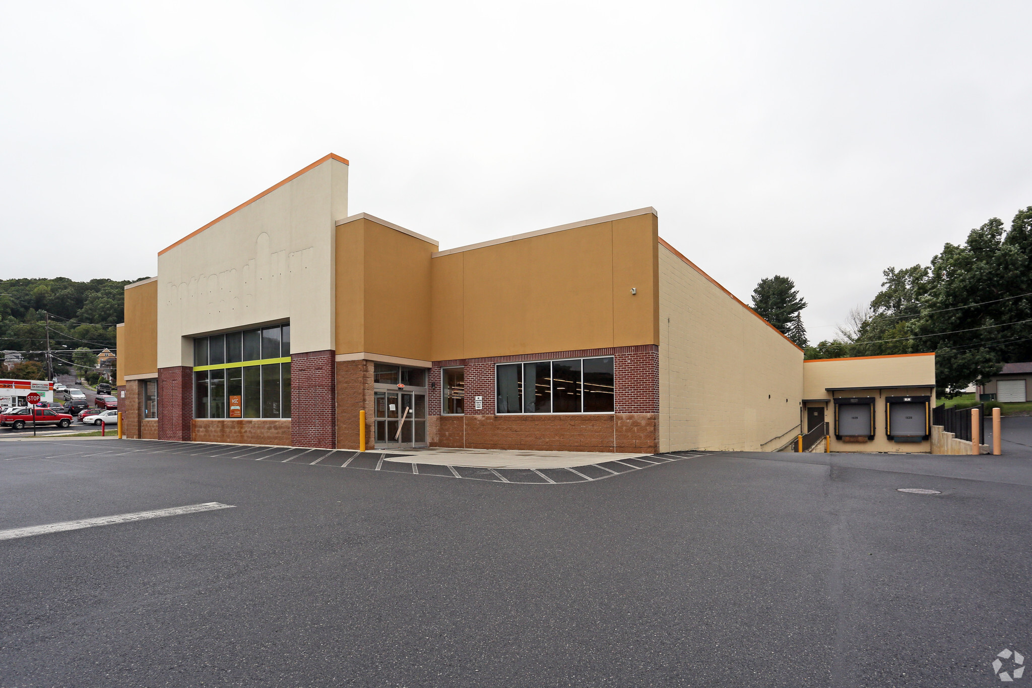 1529 Broadway, Fountain Hill, PA for lease Primary Photo- Image 1 of 6