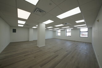 136-21 Roosevelt Ave, Flushing, NY 11354-5655, Flushing, NY for lease Interior Photo- Image 1 of 14