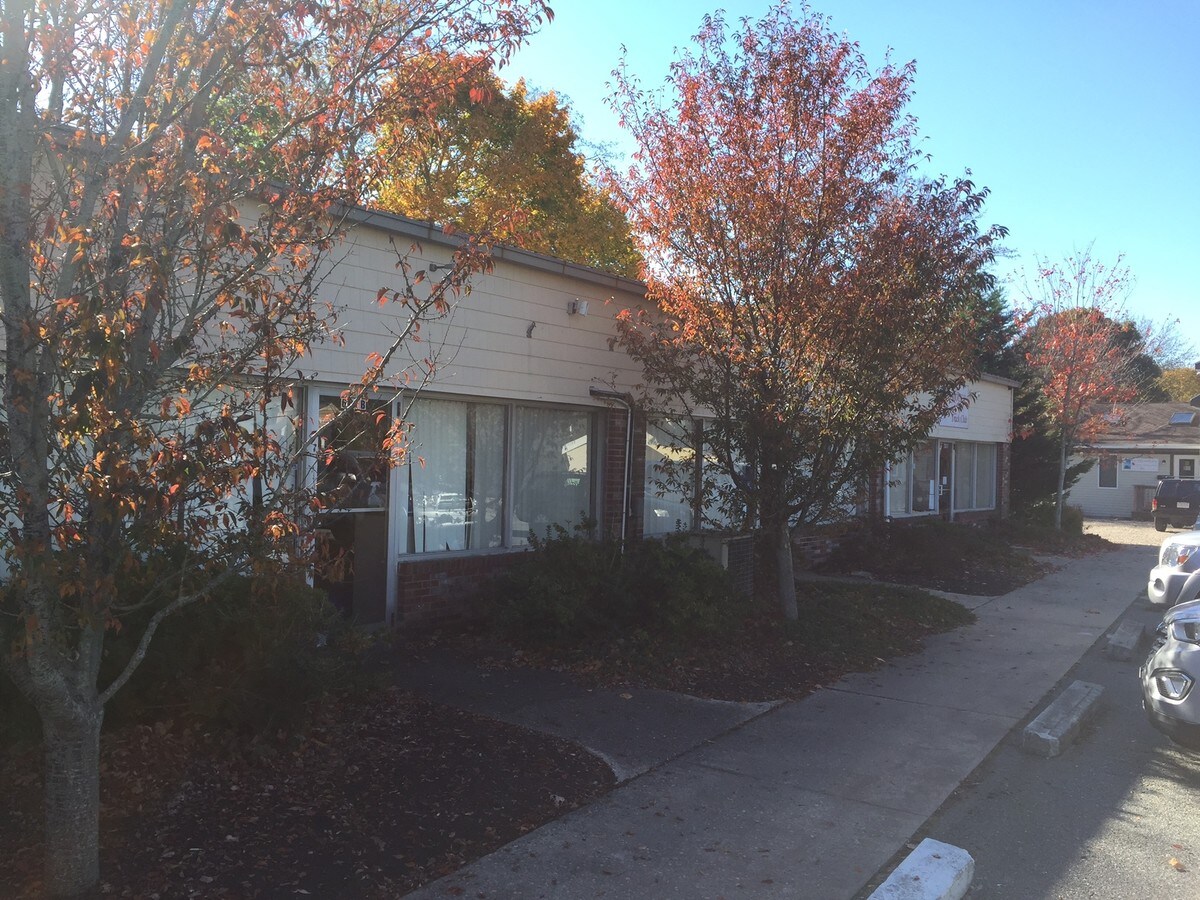 661 Main St, Falmouth, MA 02540