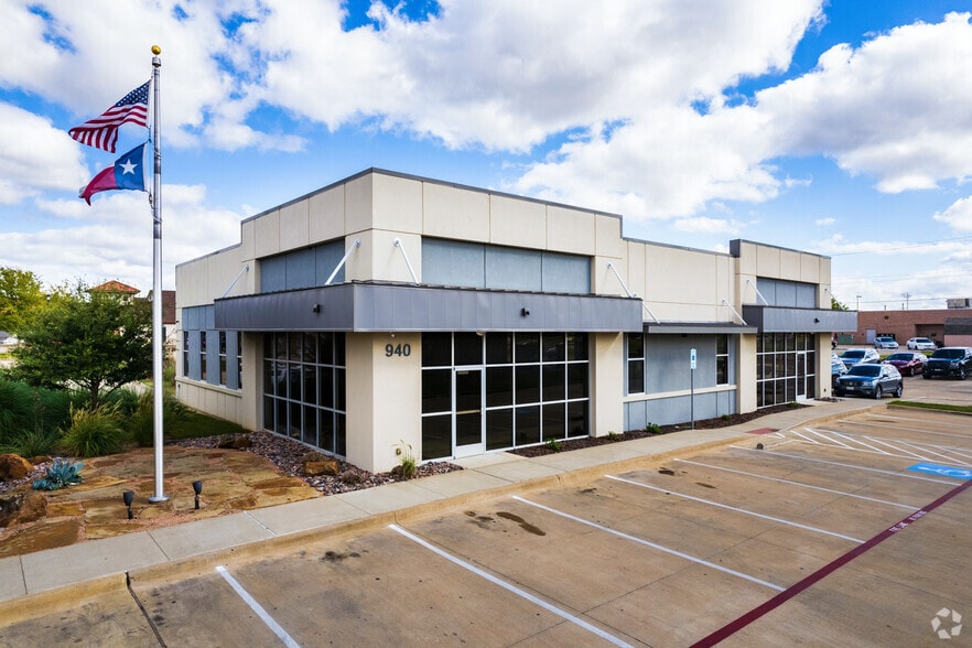 940 Hilltop Dr, Weatherford, TX for lease - Building Photo - Image 1 of 10