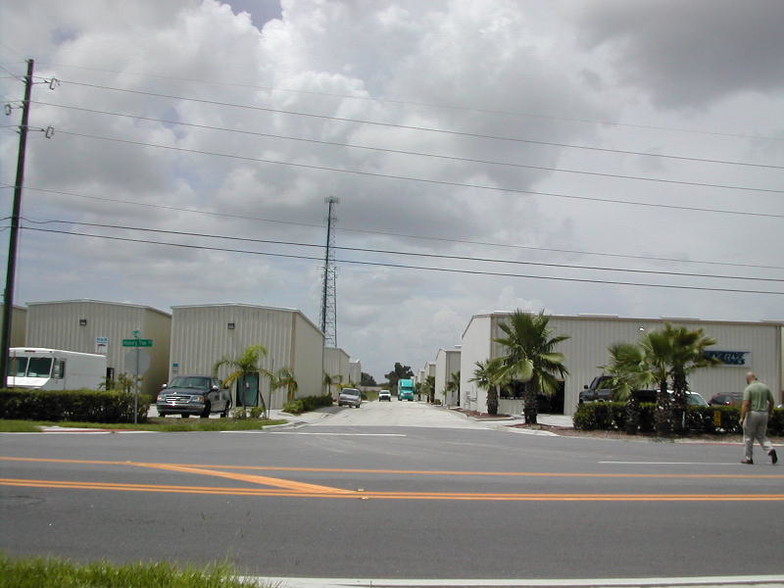 1116 Quotation Ct, Saint Cloud, FL for lease - Primary Photo - Image 1 of 3