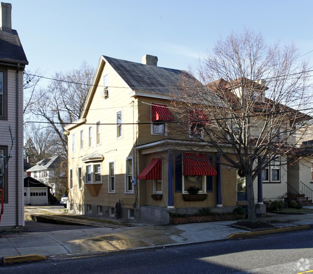 65 Cooper St, Woodbury, NJ 08096